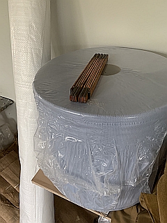 Blaue Tücher auf Rollen